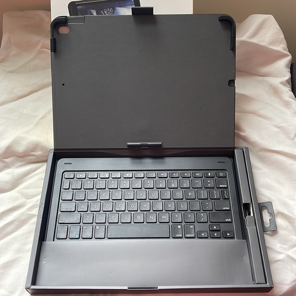 NEW Zagg Messenger Folio tablet & keyboard case iPad Pro 10.5/iPad Air 3rd gen